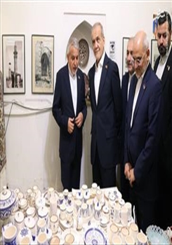 بازدید رئیس‌جمهور از غرفه دانشگاه هنر اسلامی تبریز در ایروان